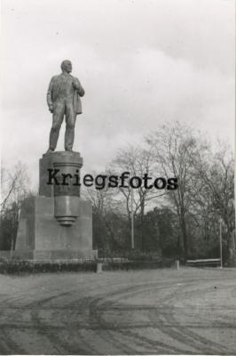 Прикрепленное изображение: Горсад на пам. Ленину 1941г ebay.jpg